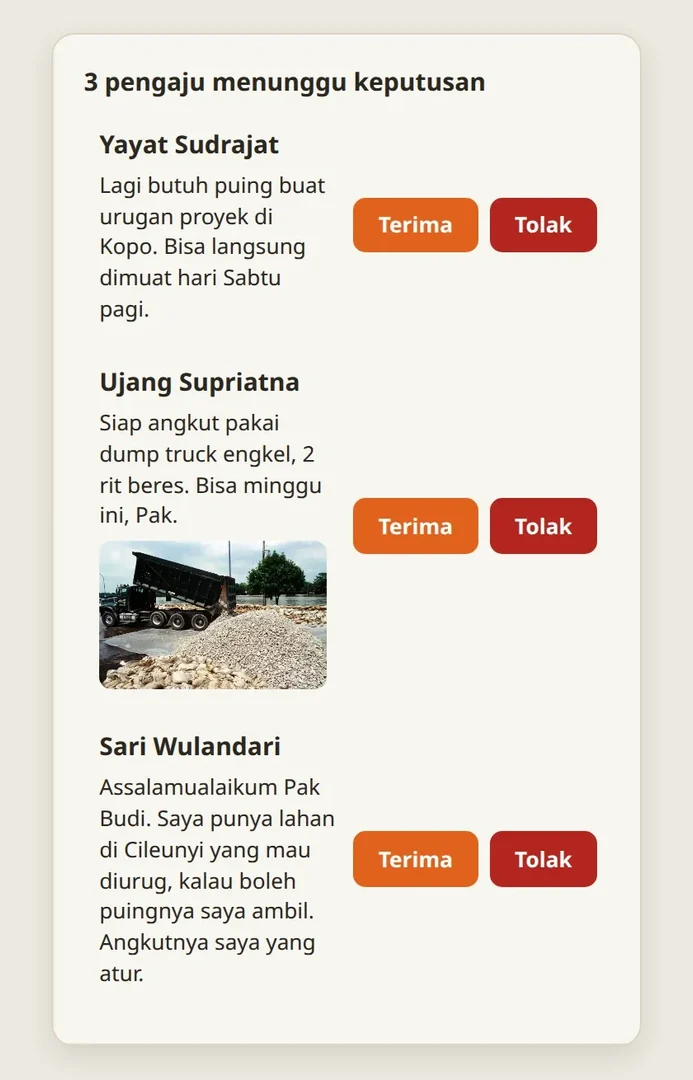 Tampilan pemosting: tiga pengaju menunggu keputusan, masing-masing dengan pesan, foto, serta tombol Terima dan Tolak